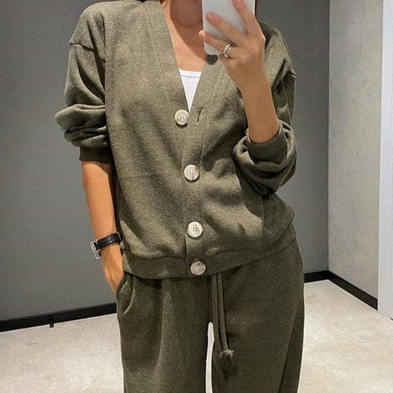 Yvone | Zweiteilig: Strickjacke mit Knopfleiste und passender Hose
