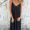 Maxene | Feminines Maxikleid mit Spaghettiträgern und zarter Spitze