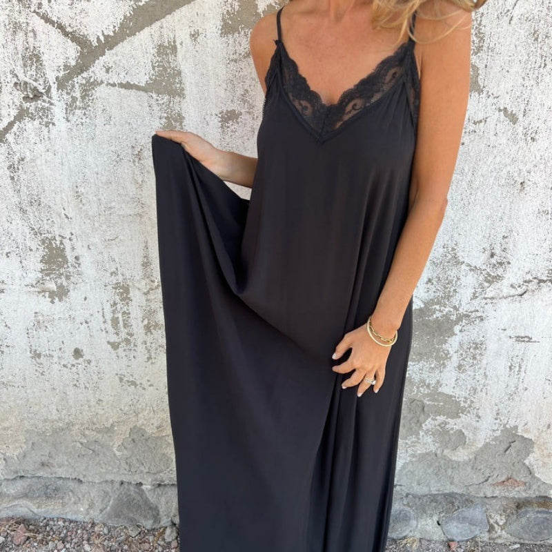 Maxene | Feminines Maxikleid mit Spaghettiträgern und zarter Spitze