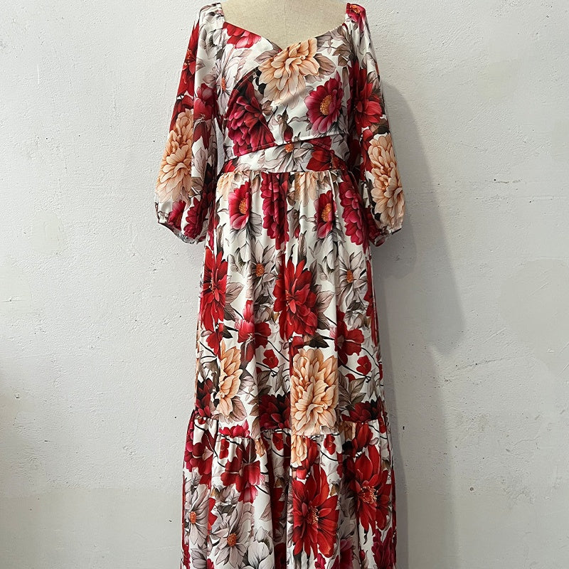 Alexia | Lässiges Plissee-Kleid mit V-Ausschnitt und floralen Akzenten