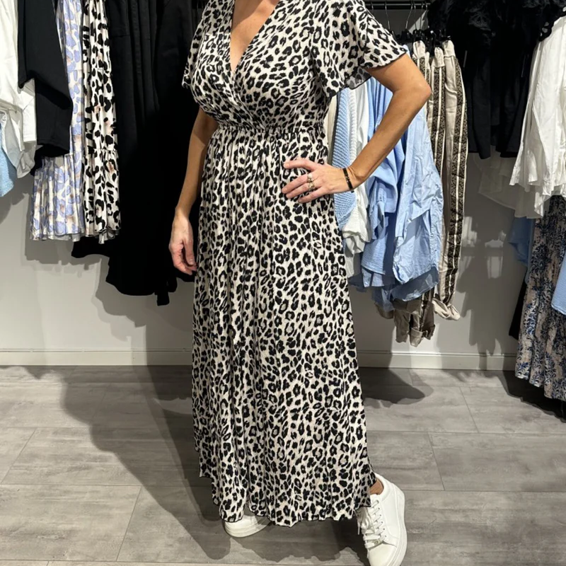 Wanda | feminines langes Kleid mit auffälligem Leopardenmuster