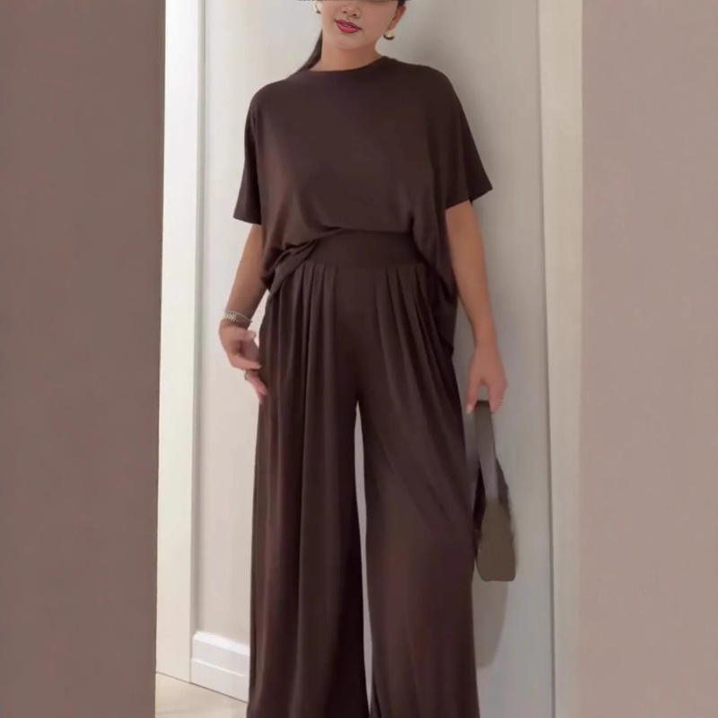 Charlotte | Damenset bestehend aus einem kurzärmeligen Oberteil und einer Hose